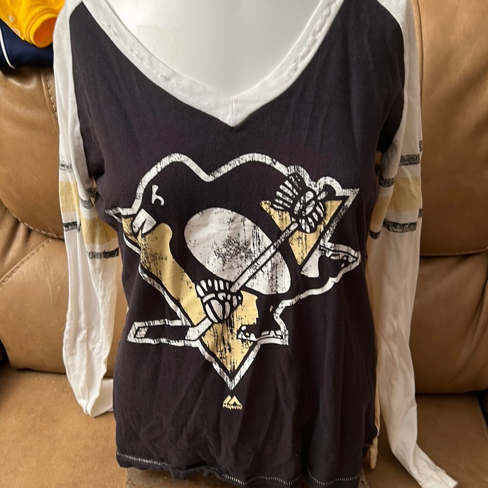 Women’s Pittsburg Penguin’s long sleeve tee shirt size medium